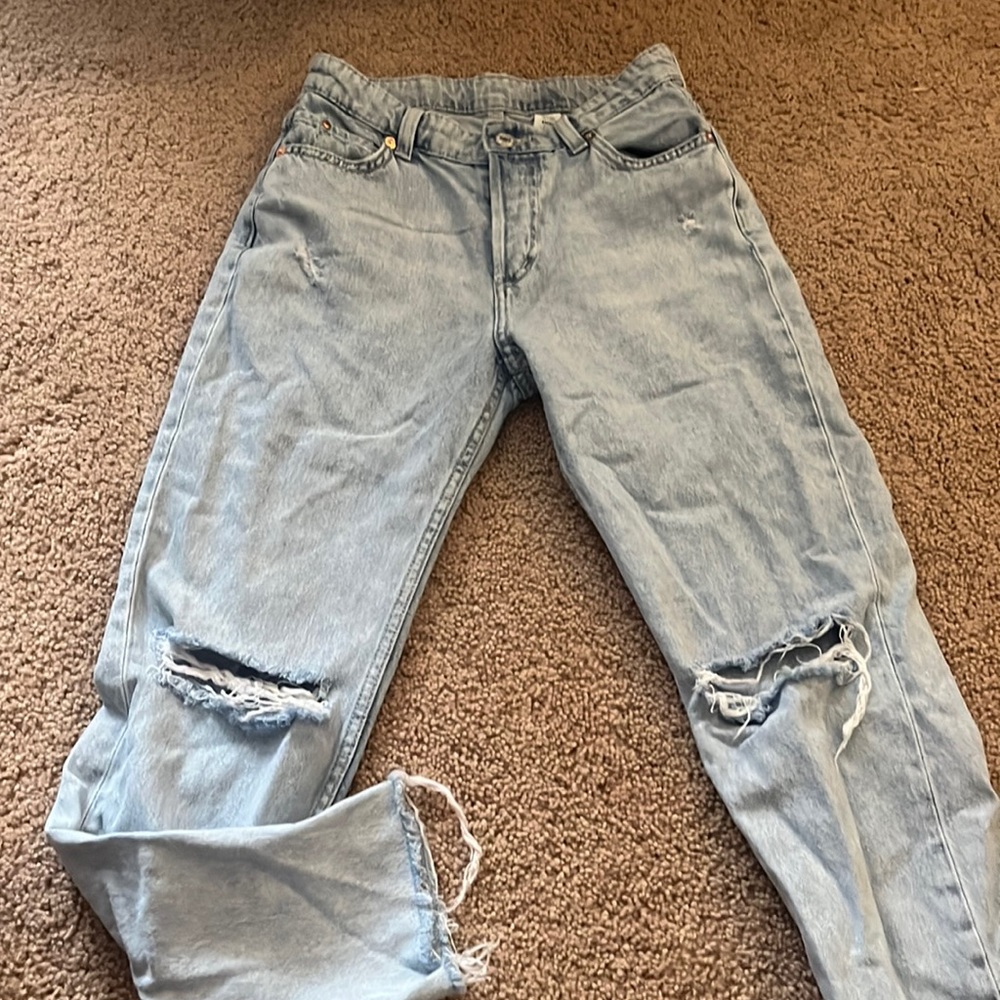 H&M light wash ripped boyfriend jeans (Size: 2).